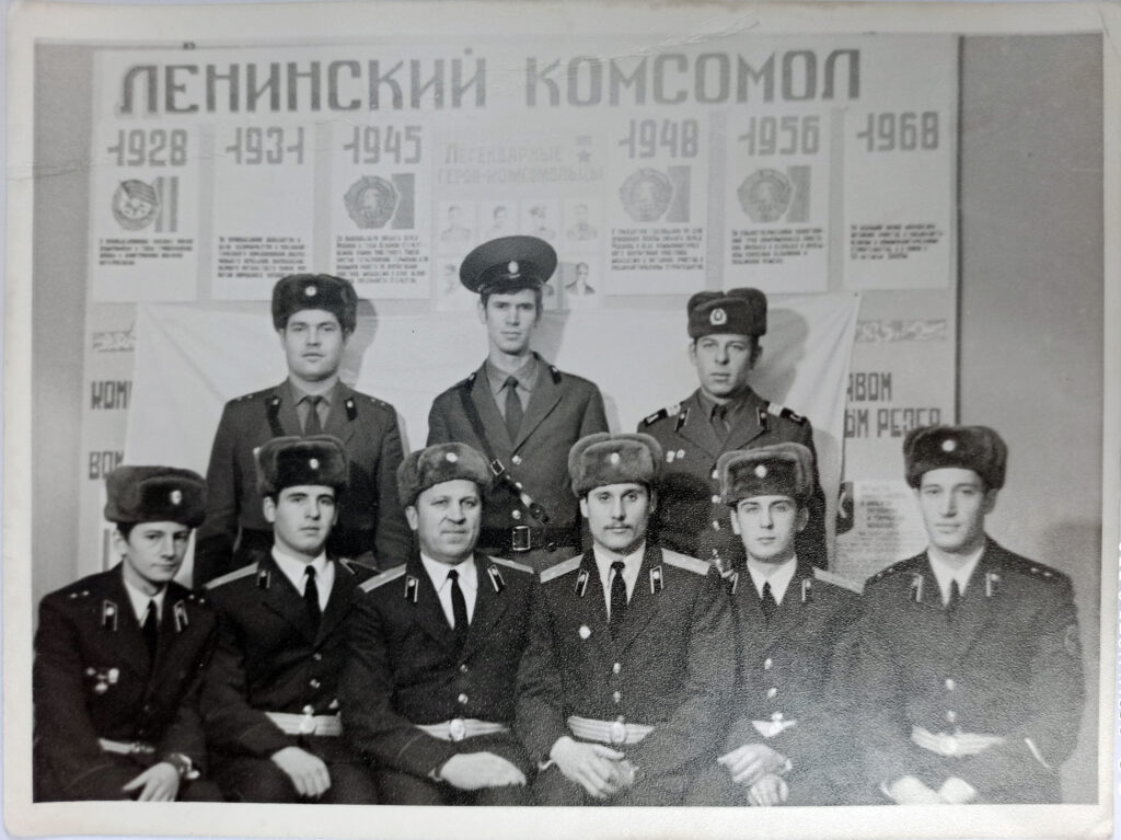 На снимке слева направо Евгений Дмитриевич Живоченков сидит третьим.